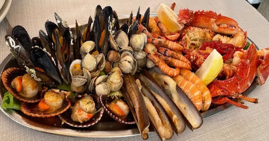 Interior de un restaurante con mesas preparadas